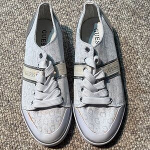 Guess White Patterned Sneakers with Logo Band